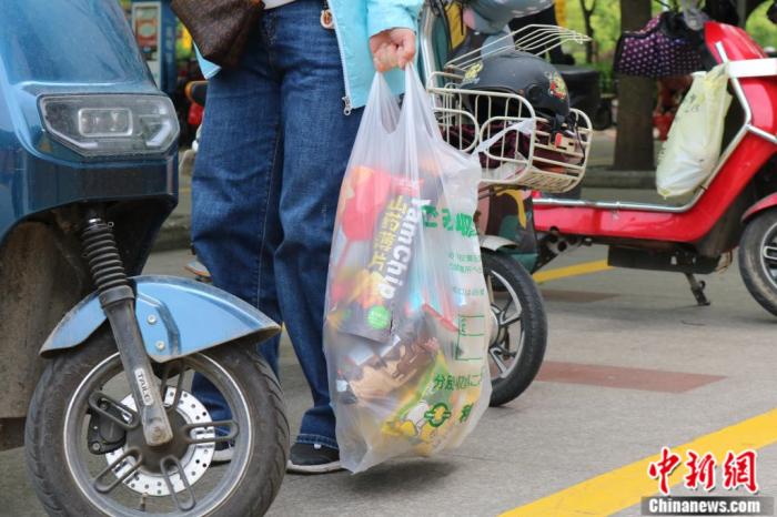 市民从商场购物出来。 市民从商场购物出来。