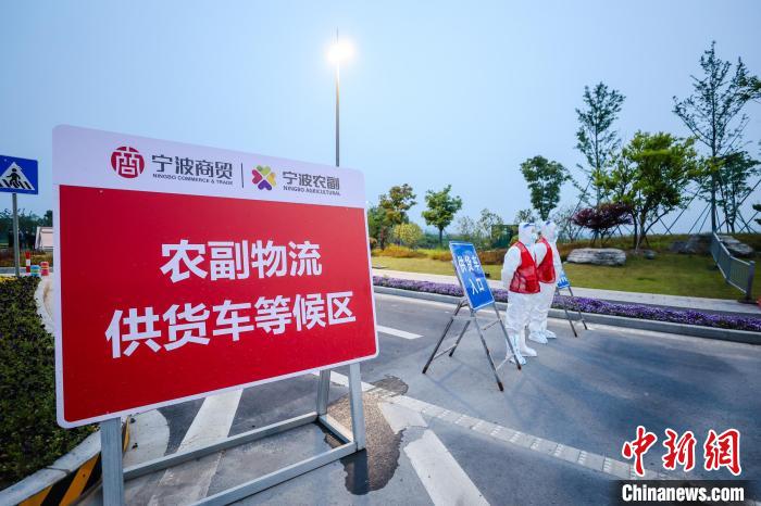 供货车等候区。 奉新供图 供货车等候区。 奉新供图