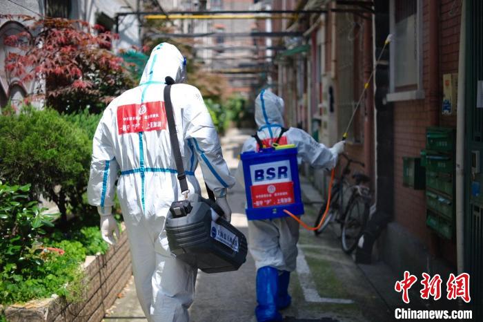 上海民防蓝天救援疫情防控突击队耐心仔细地消杀着公共区域的每个角落。　上海市民防办 摄