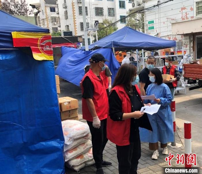 林妍君主动请缨下沉社区，为社区物资供应贡献力量。　上海市工商联 摄