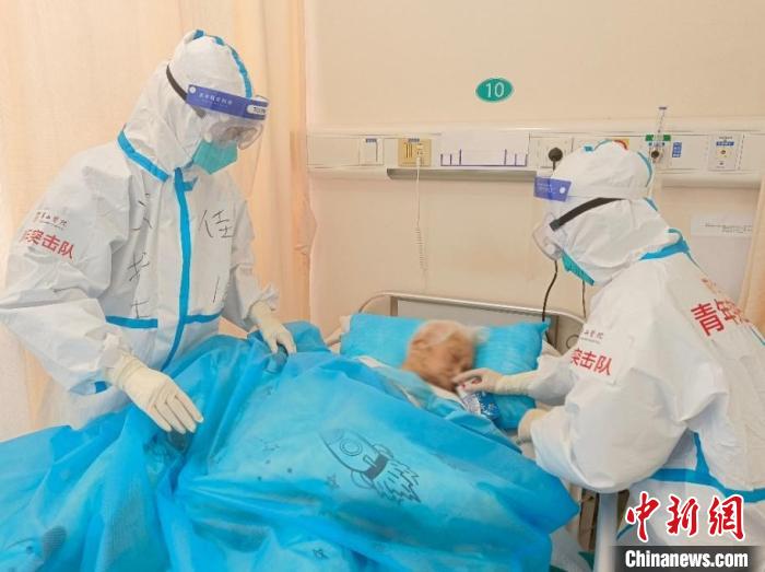 （上海战疫录）上海多名百岁新冠患者康复出院“一人一策”救治高龄患者