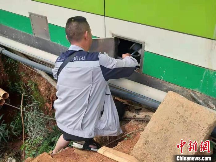图为刘伟进行维修工作。　云南京环盘宸公司供图