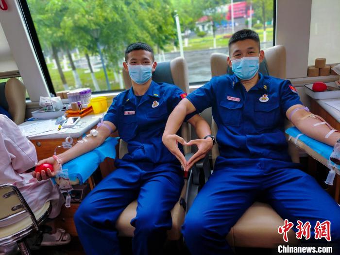 消防员积极献血传递爱心。　李袁辉 摄