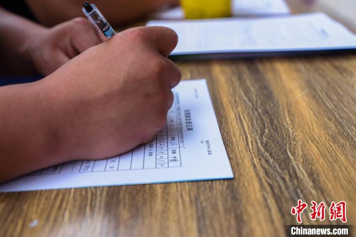 消防员正在填写献血登记表。　李袁辉 摄