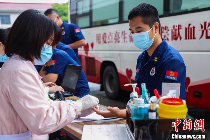 消防员正在化验血样。　李袁辉 摄