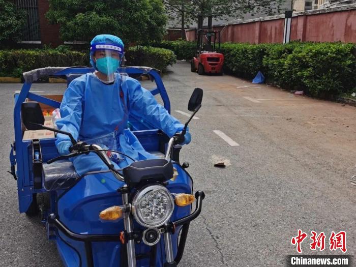 张雯芳正在配送物资 受访者供图