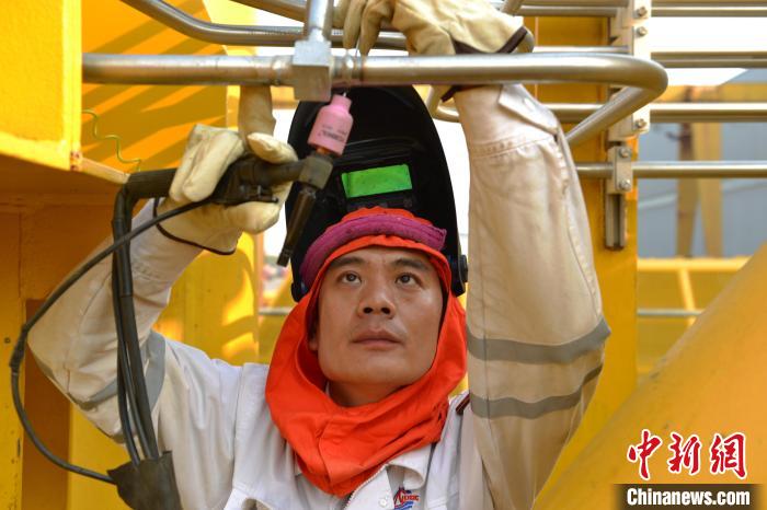 宋凯正在进行焊接。　陈坤 摄