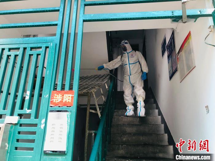 人口密集老旧小区,全是六层无电梯房,是此次攻坚行动的重点区域。 上海市红十字会供图 人口密集老旧小区,全是六层无电梯房,是此次攻坚行动的重点区域。 上海市红十字会供图