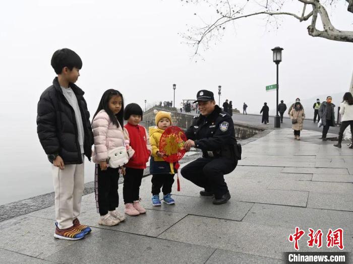 资料图:陈宗耀在西湖断桥边驻守执勤。 西湖景区公安 供图 资料图:陈宗耀在西湖断桥边驻守执勤。 西湖景区公安 供图