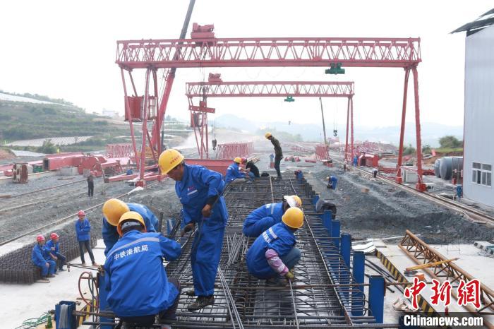 年轻的中国高速公路与年轻的筑路者“齐头并进”