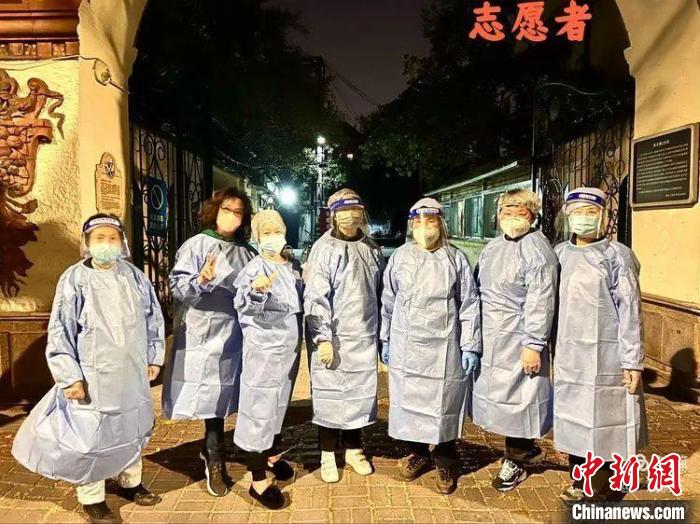 卫乐园自发成立的守护队 新华街道供图 卫乐园自发成立的守护队 新华街道供图