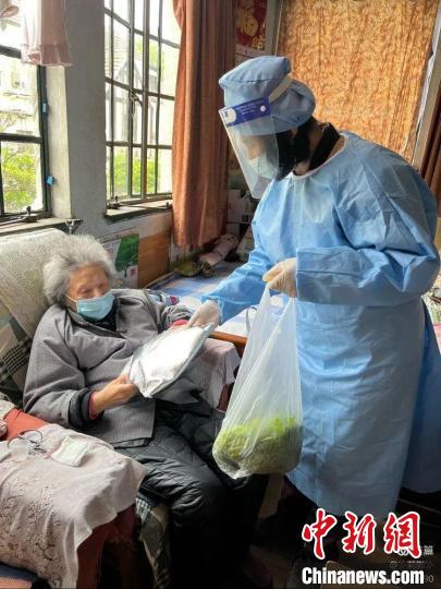 志愿者关爱社区老人的生活 新华街道供图 志愿者关爱社区老人的生活 新华街道供图