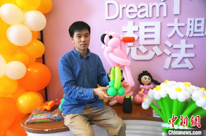 【十年@每一个奋斗的你】从“小白”到大师，他用气球“吹”出绚烂人生