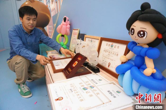 近年来崔建伟参加气球比赛获得的奖杯及荣誉证书。　韩章云 摄