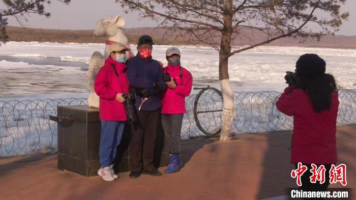 摄影爱好者拍摄壮观的开江美景。 王婷 摄 摄影爱好者拍摄壮观的开江美景。 王婷 摄