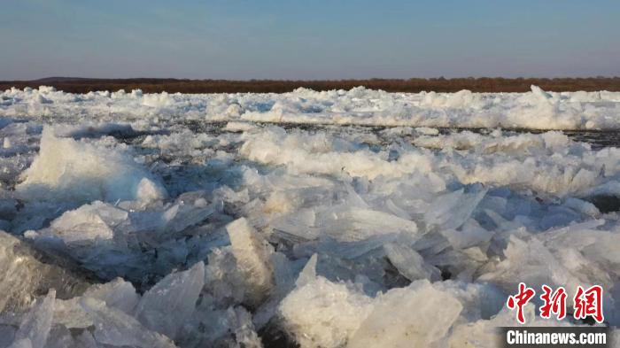大小不一的冰块碎裂开来顺流而下。 王婷 摄 大小不一的冰块碎裂开来顺流而下。 王婷 摄