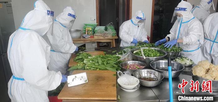 吉林“95后”高速驿站“摆渡人”：我必须照顾好他们