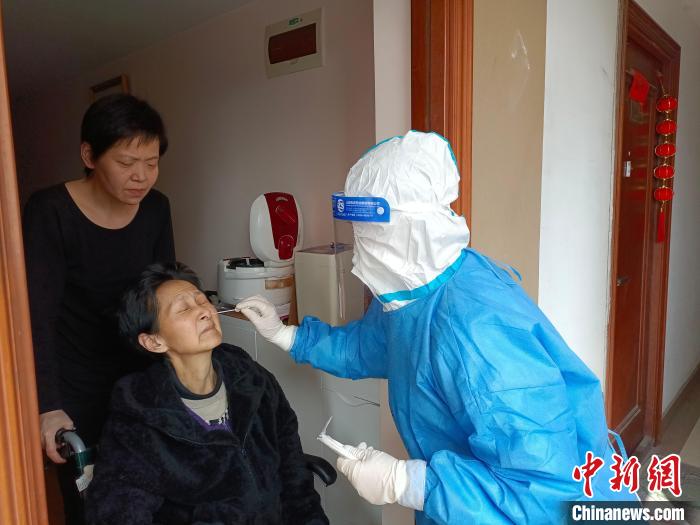 安徽萧县援沪“大白”郝红菊：“我行让我来”