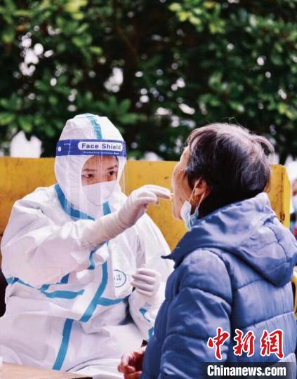 医护人员在给居民进行核酸采样 唐瑞雪 摄 医护人员在给居民进行核酸采样 唐瑞雪 摄