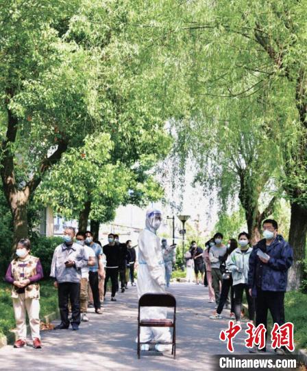 居民在排队进行核酸采样 唐瑞雪 摄 居民在排队进行核酸采样 唐瑞雪 摄