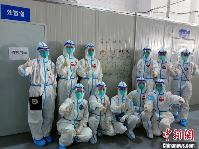 医护人员在方舱合影。 浙大邵逸夫医院供图 医护人员在方舱合影。 浙大邵逸夫医院供图