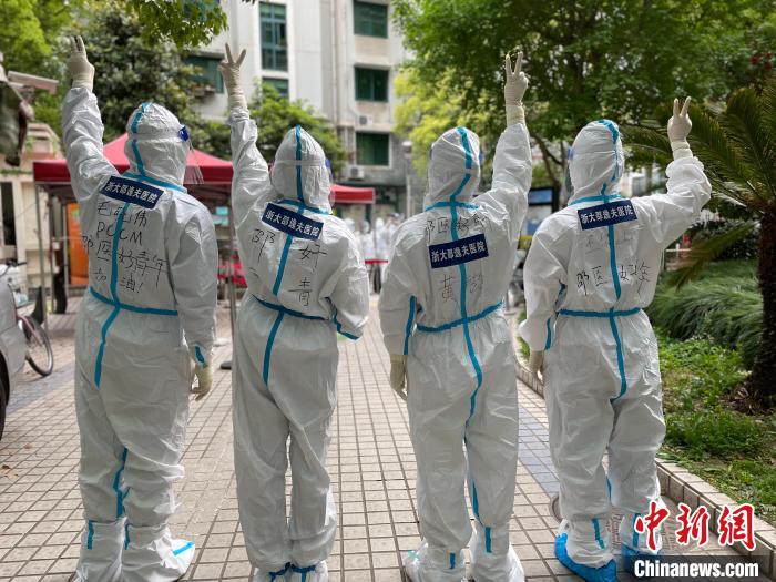 采样医护人员合影。 浙大邵逸夫医院供图 采样医护人员合影。 浙大邵逸夫医院供图