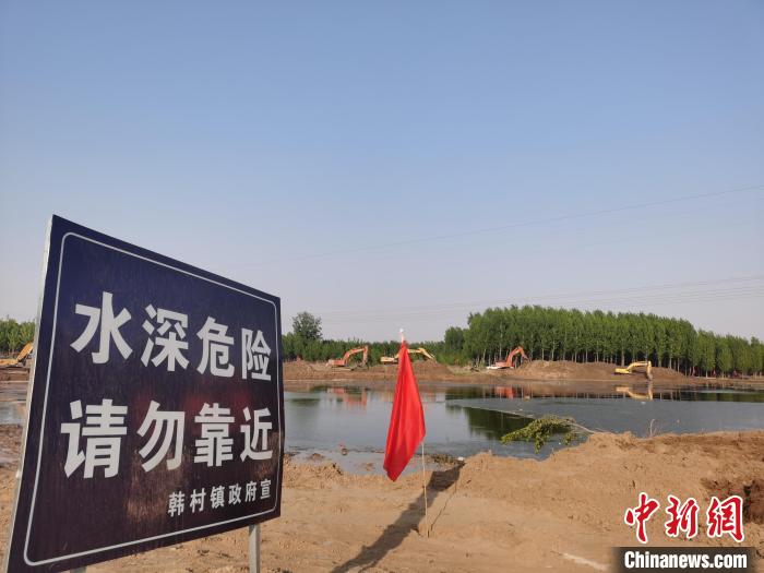 图为永定河河道疏挖工程永清县韩村镇苑家务大桥施工现场。　程雨飞 摄