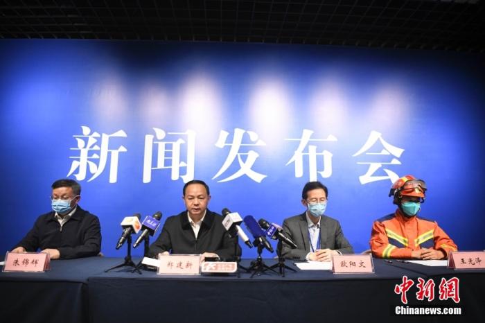 5月5日晚，湖南长沙居民自建房倒塌事故第六场新闻发布会召开，截至目前，共救出受困人员10人，发现26名遇难者。获救人员中，1名伤者未脱离危险期，9名伤者病情稳定。图为发布会现场。 <a target=