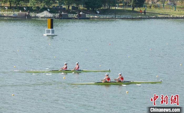 杭州亚运会竞赛场馆富阳水上运动中心迎来首场比赛。　李潇鹏供图