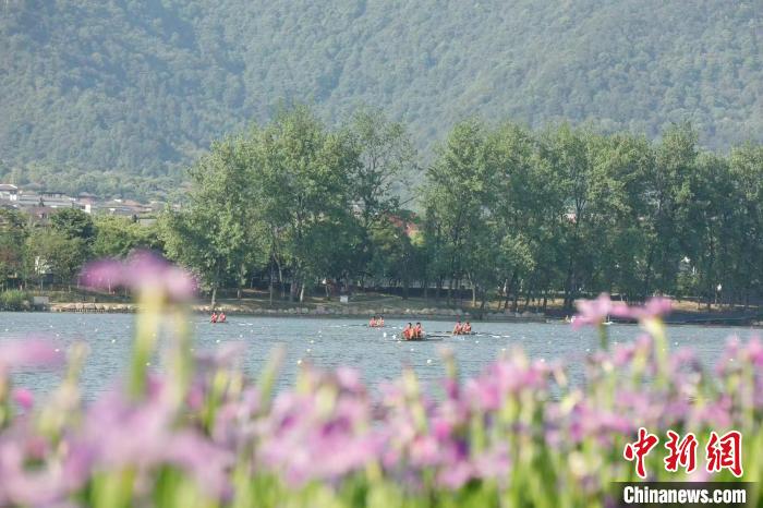 杭州亚运会竞赛场馆富阳水上运动中心迎来首场比赛。　李潇鹏供图