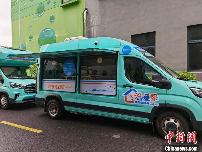 (上海战疫录)流动餐车变身移动核酸采样车助力企业复工复产