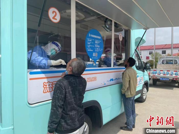 青浦“温暖家”核酸采样车正在核酸采样 受访者供图 青浦“温暖家”核酸采样车正在核酸采样 受访者供图