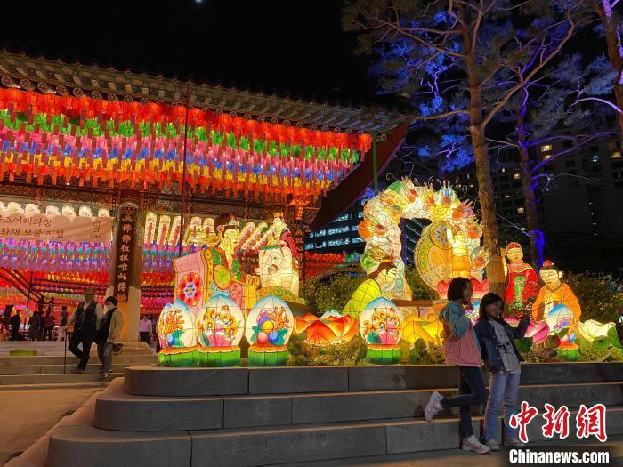 图为韩国市民在曹溪寺门前自拍。　刘婧妮 摄