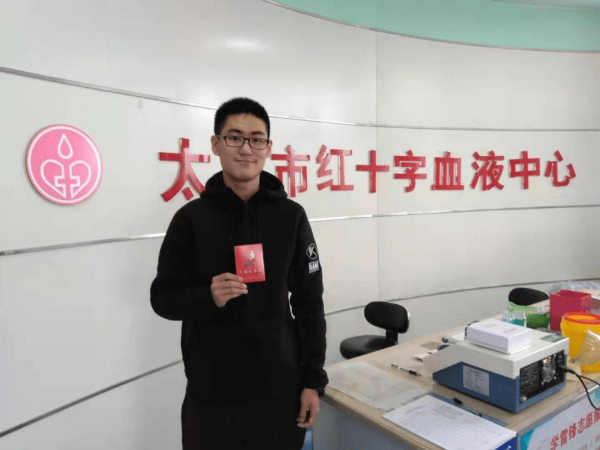 丁明杰在山西省太原市红十字血液中心。中国红十字会供图