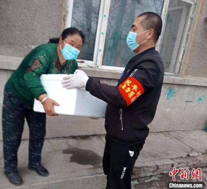 郎建宇为村民送物资。　受访者供图