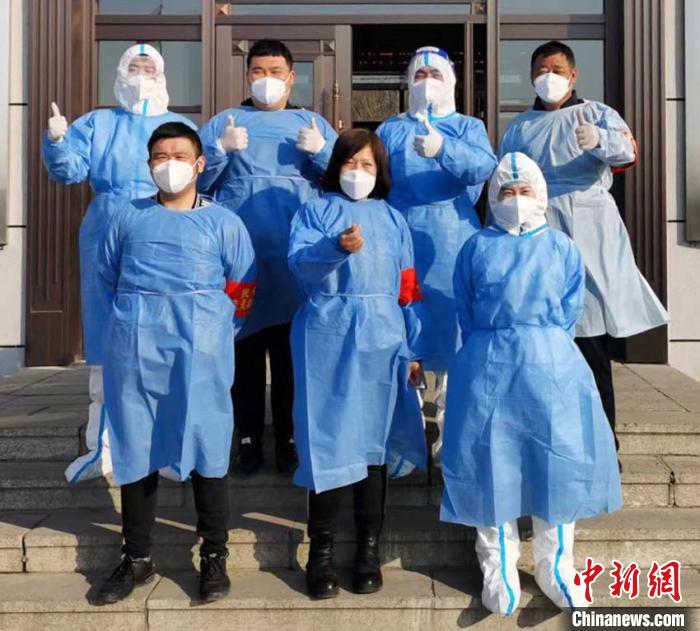 在抗疫一线坚守两月的农民母亲：这份节礼最实在