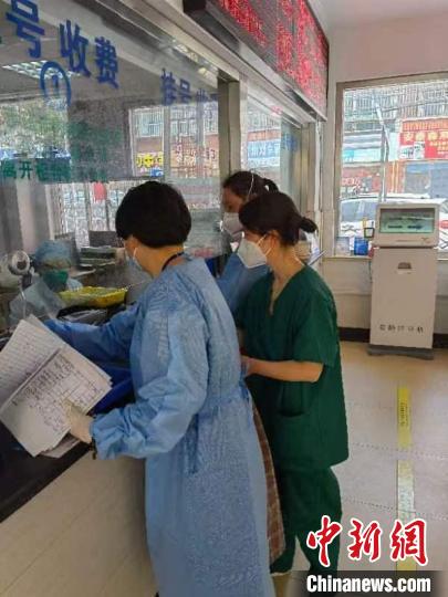 （上海战疫录）一线丨安心“医”靠：社区、企业等多方保障市民配药需求