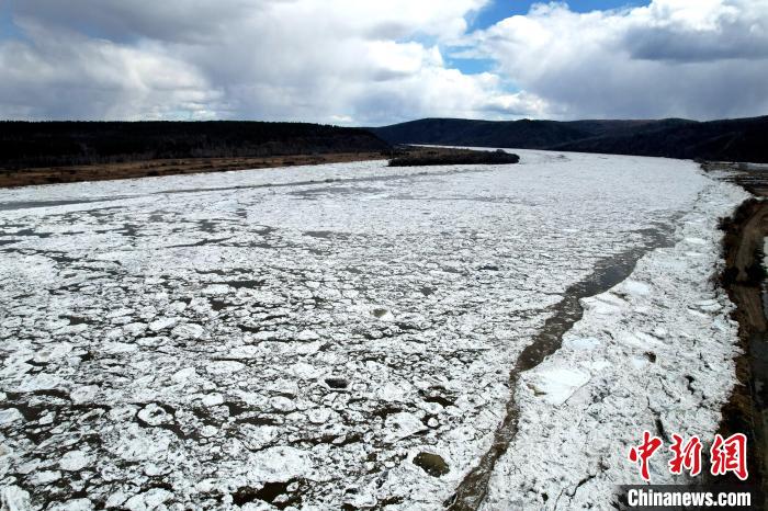 今年黑龙江漠河段开江比去年晚5天。 邵天李 摄 今年黑龙江漠河段开江比去年晚5天。 邵天李 摄