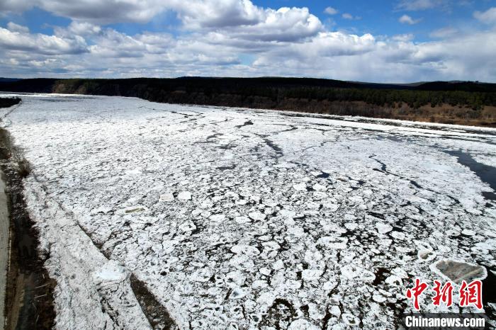 5月8日,中俄界江黑龙江漠河段迎来开江期。 邵天李 摄 5月8日,中俄界江黑龙江漠河段迎来开江期。 邵天李 摄
