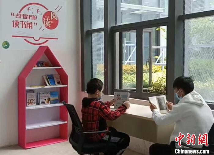 方舱医院里的读书角。 湖南中医药大学第一附属医院供图 方舱医院里的读书角。 湖南中医药大学第一附属医院供图
