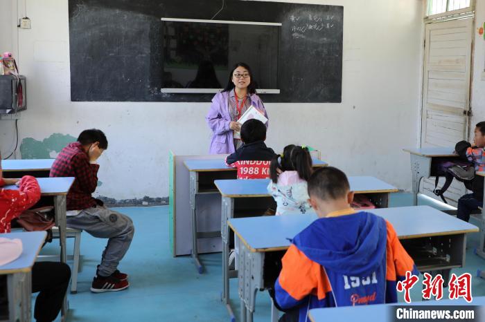 图为许慧玲正在给孩子们上课。方诗生 摄 图为许慧玲正在给孩子们上课。方诗生 摄