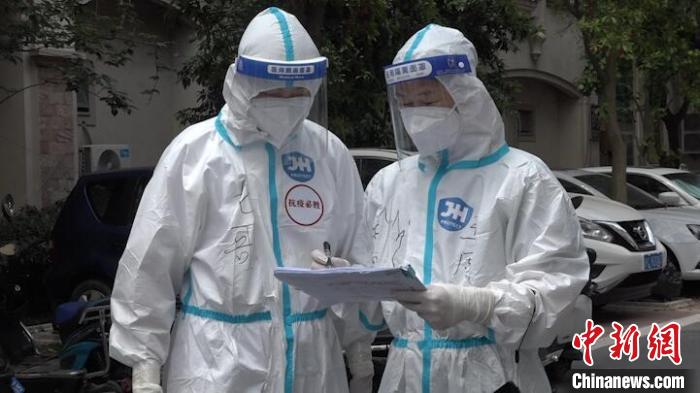 (上海战疫录)“00后”大学生热心志愿服务为小区居民送一个月免费餐