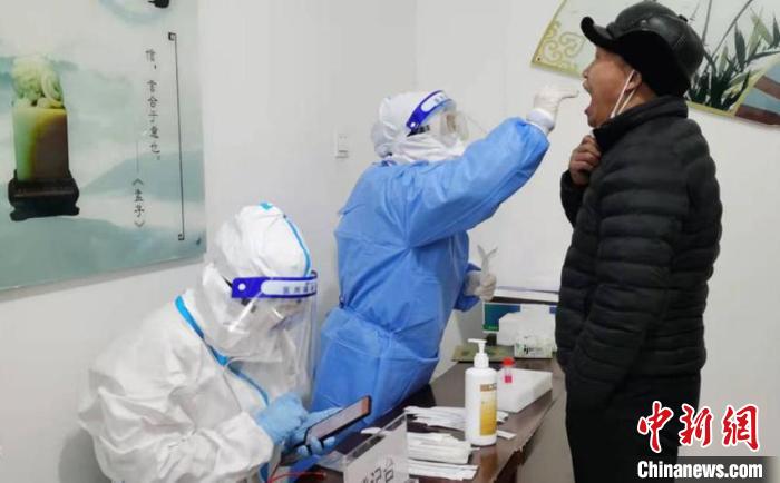 隋雪飞在给村民做核酸采样。 受访者供图 隋雪飞在给村民做核酸采样。 受访者供图