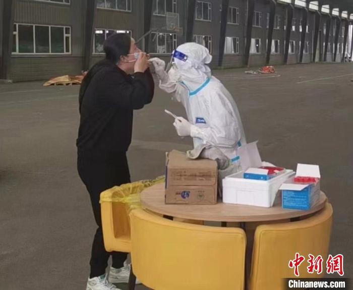 村里的“00后”男护士:和母亲组成战疫“黄金搭档”