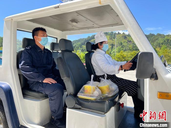 云南保山:“警妈妈”用“绣花功夫”戍守边疆24载