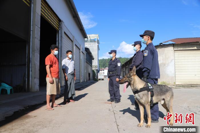 图为民警开展疫情防控工作。 刘桐 摄 图为民警开展疫情防控工作。 刘桐 摄