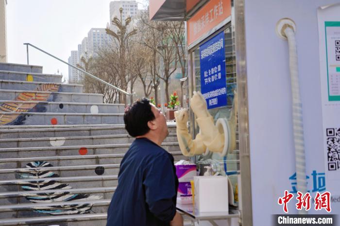 资料图为居民进行核酸检测。 马铭言 摄 资料图为居民进行核酸检测。 马铭言 摄