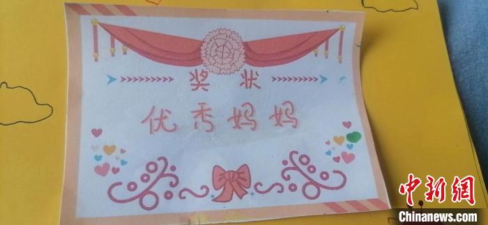 “萱草花”又开:彼此簇拥不隔“爱与希望”