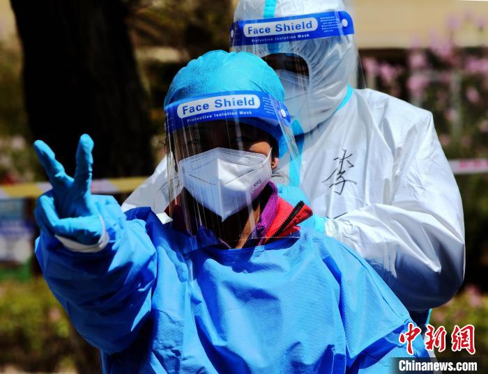 图为牛丽娟在小区核酸检测点位上。 葛玉修 摄 图为牛丽娟在小区核酸检测点位上。 葛玉修 摄