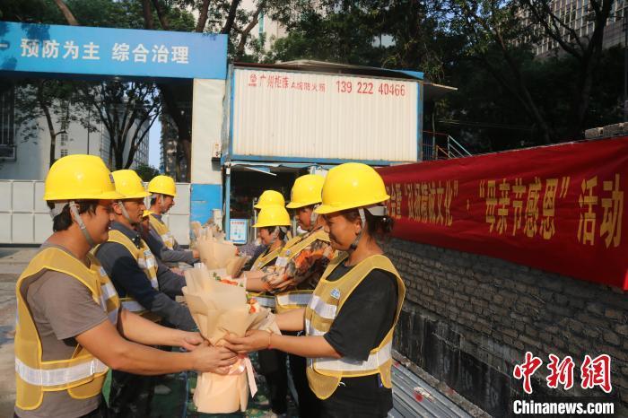 鲜花送给孩子妈!看工地上的别样浪漫